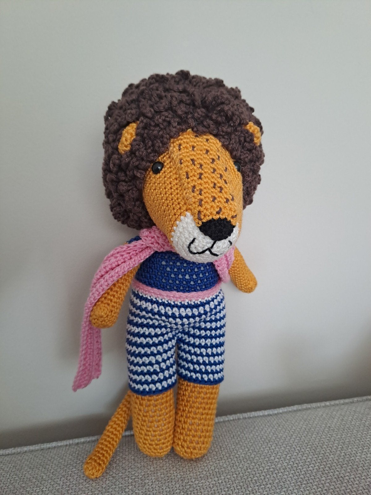 Gehaakte Leeuw Knuffel met Roze Sjaal en Gestreepte Broek, Overige merken, Overige karakters, Handgemaakt, Ophalen of Verzenden