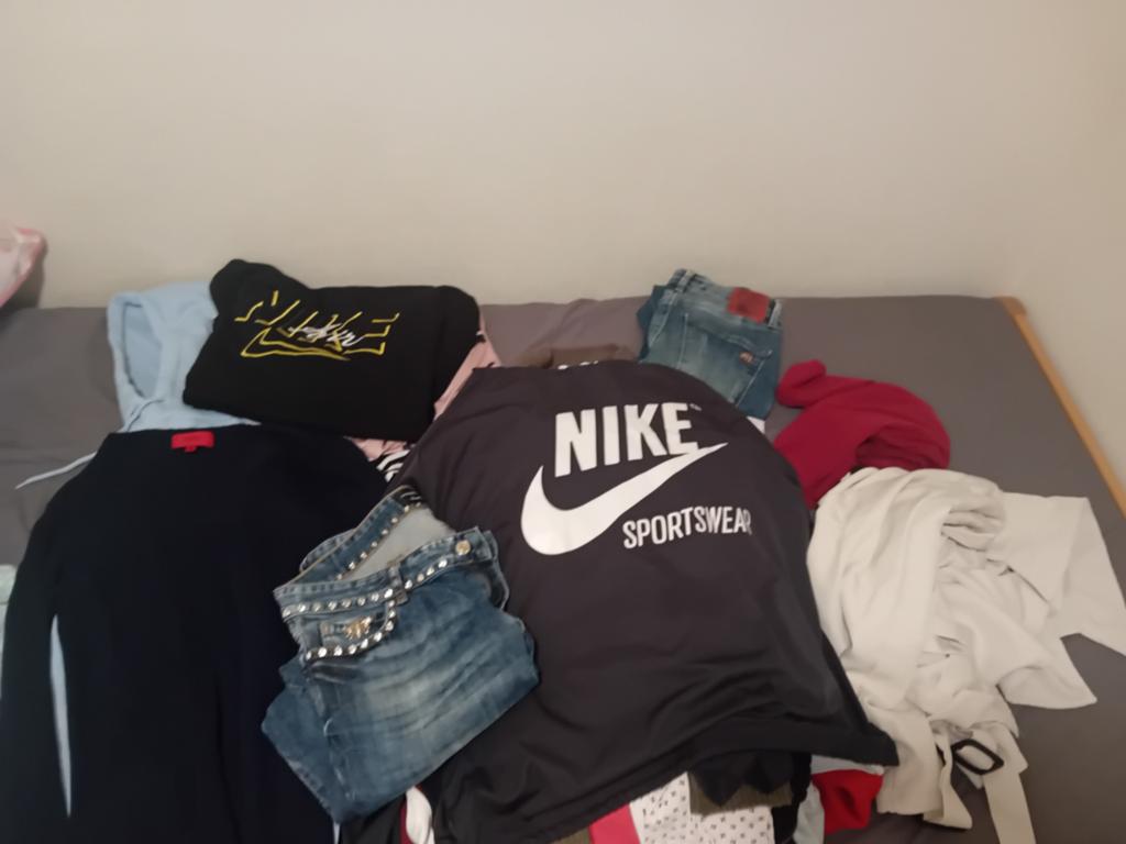 Nike Sportswear T-shirt en spijkerbroek met studs, Kleding | Dames, Spijkerbroeken en Jeans, Zwart, Overige jeansmaten, Nike, Ophalen of Verzenden