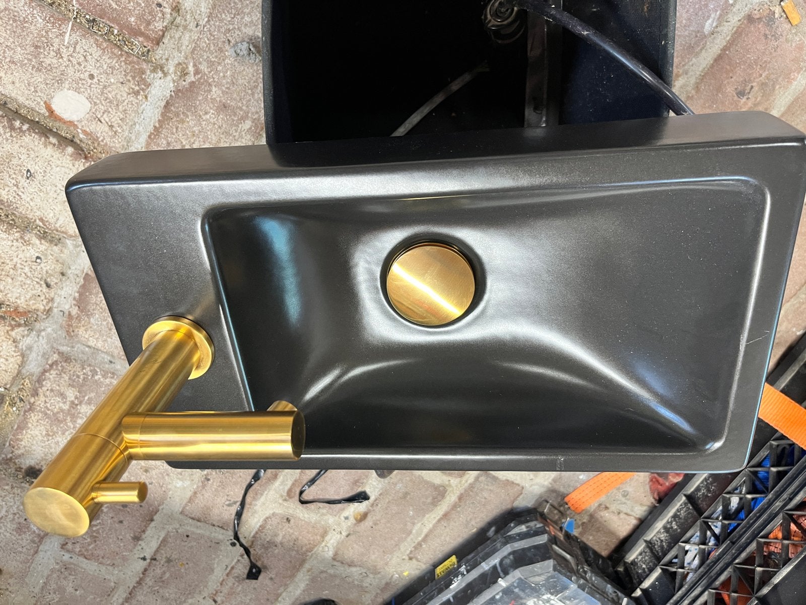 Zwarte wasbak fontein met messing kraan en sifon, Minder dan 50 cm, Ophalen of Verzenden, Zo goed als nieuw, Minder dan 25 cm