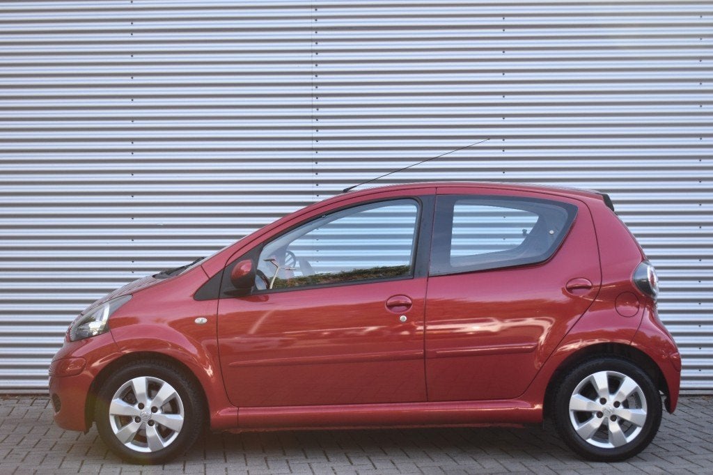 Toyota AYGO 1.0-12V ASPIRATION RED NAVIGATOR / AIRCO / LMV /, Voorwielaandrijving, Elektrische ramen, 4 stoelen, 68 pk