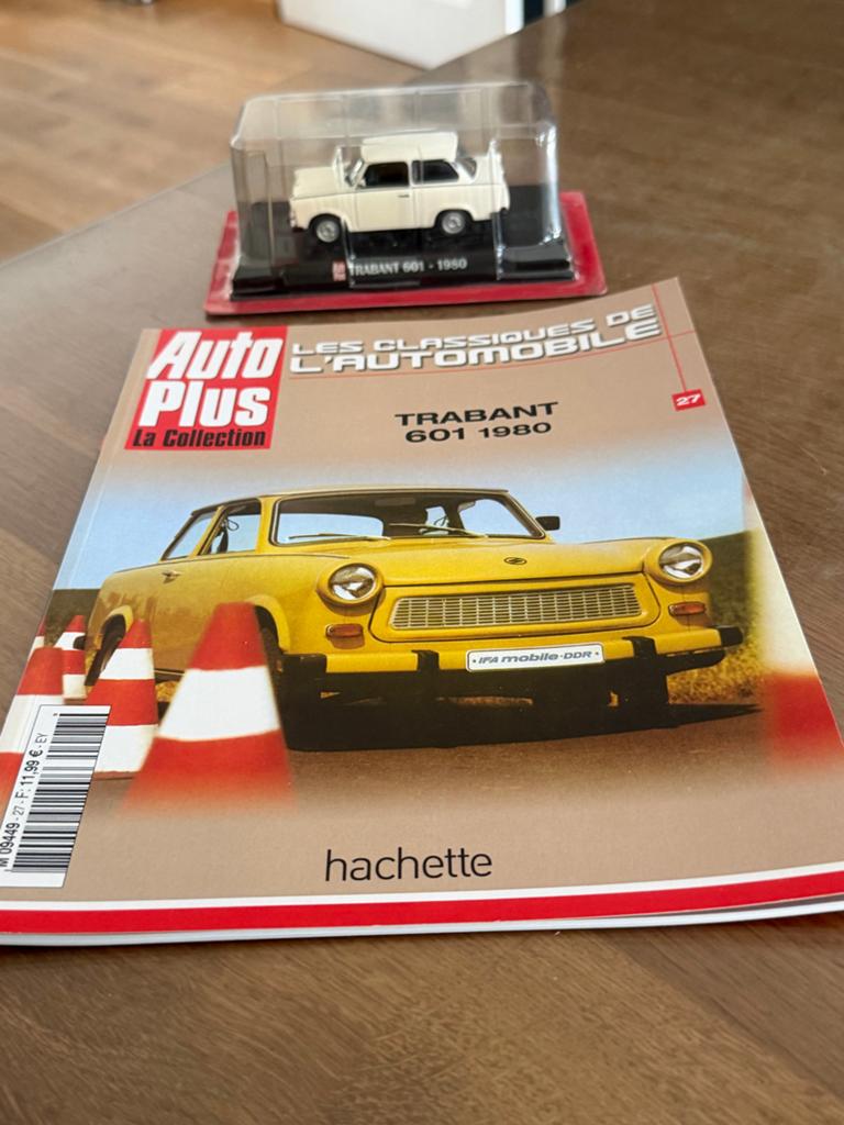 Trabant 601 1980 schaalmodel met Auto Plus magazine, Ophalen of Verzenden, Nieuw, Auto, Overige merken