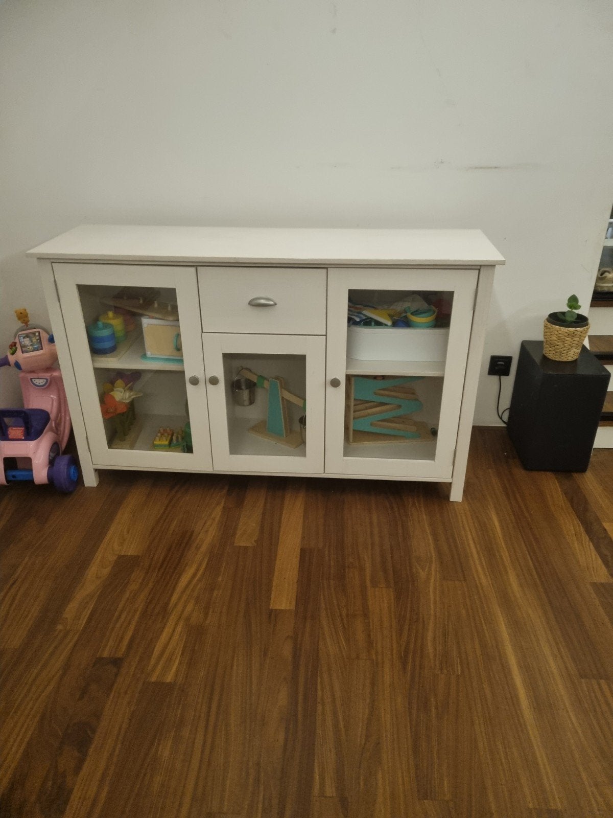 Witte dressoir met glazen deuren en lade, Huis en Inrichting, Kasten | Dressoirs, Ophalen, Gebruikt, Glas, 25 tot 50 cm