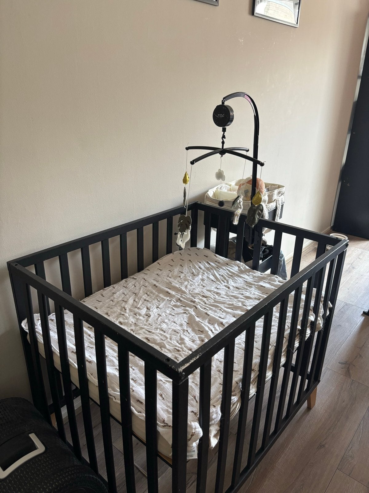 Box met matras, hoeslakens en boxmobiel, Ophalen, Gebruikt, Matras