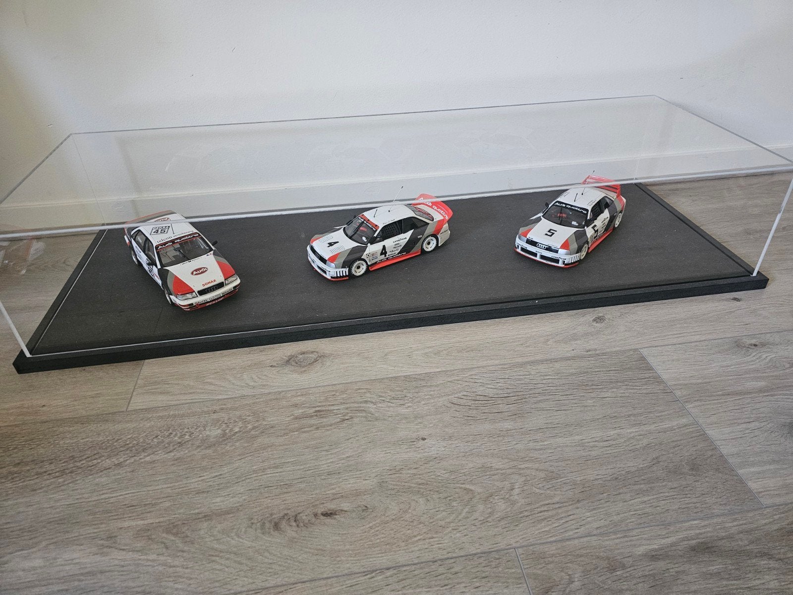 Vitrine / Showcase voor modelauto's of verzamelingen, Ophalen, Met plank(en), 100 tot 150 cm, Zo goed als nieuw