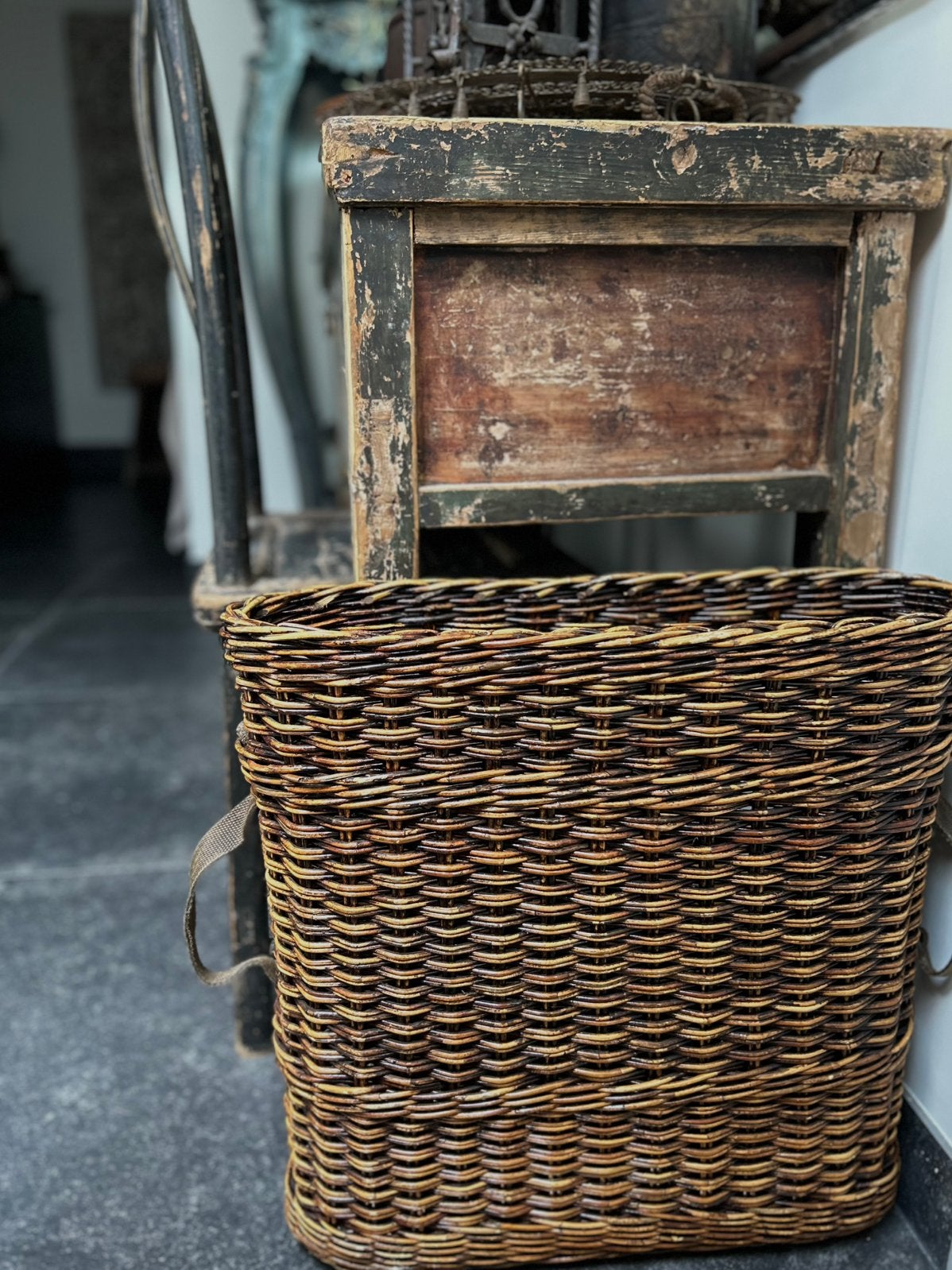 Oude smalle mand venstermand paraplu mand landelijk sleets, Antiek en Kunst, Curiosa en Brocante, Ophalen