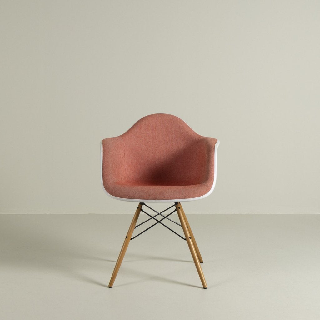 Vitra Eames DAW Stoel Koraalrood/Wit Stof/Kunststof - Hout, Vitra, Zo goed als nieuw, Niet ingevuld, Niet ingevuld