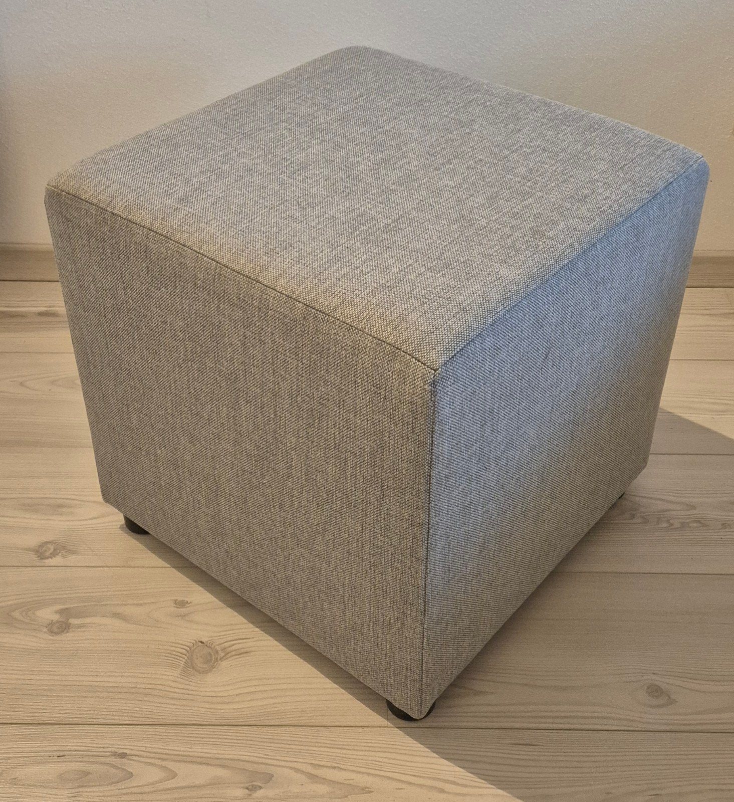 Vierkante hocker poef voetenbank, Ophalen, Zo goed als nieuw, Stof, 50 tot 75 cm