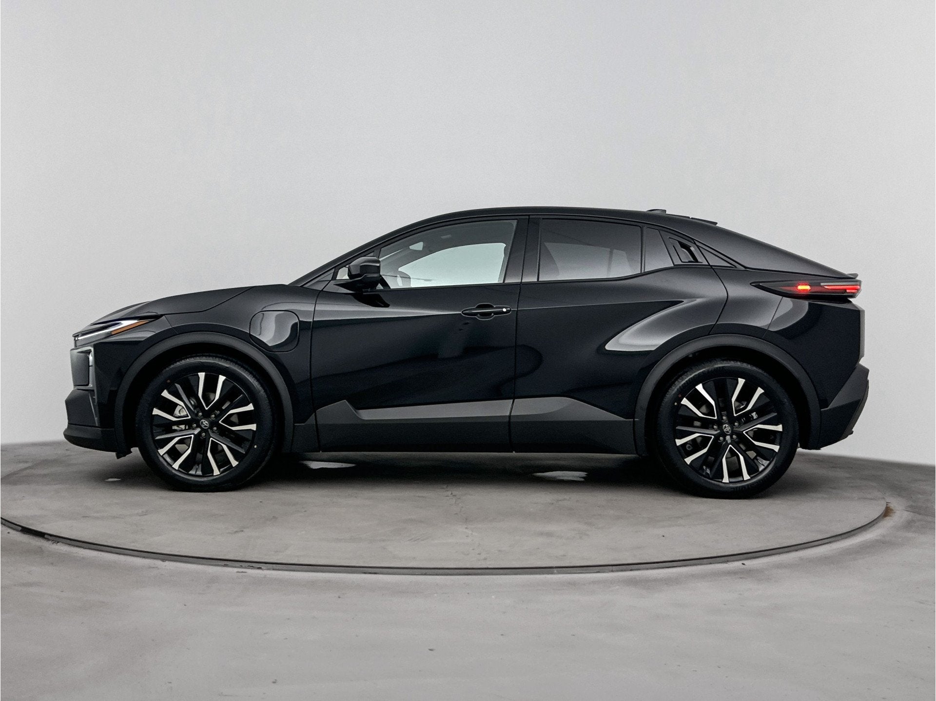 Toyota C-HR+ First Edition 77 kWh *EV-Deal* | Apple Carplay, Auto's, Toyota, 12 maanden, Stof, 24 min, Zwart