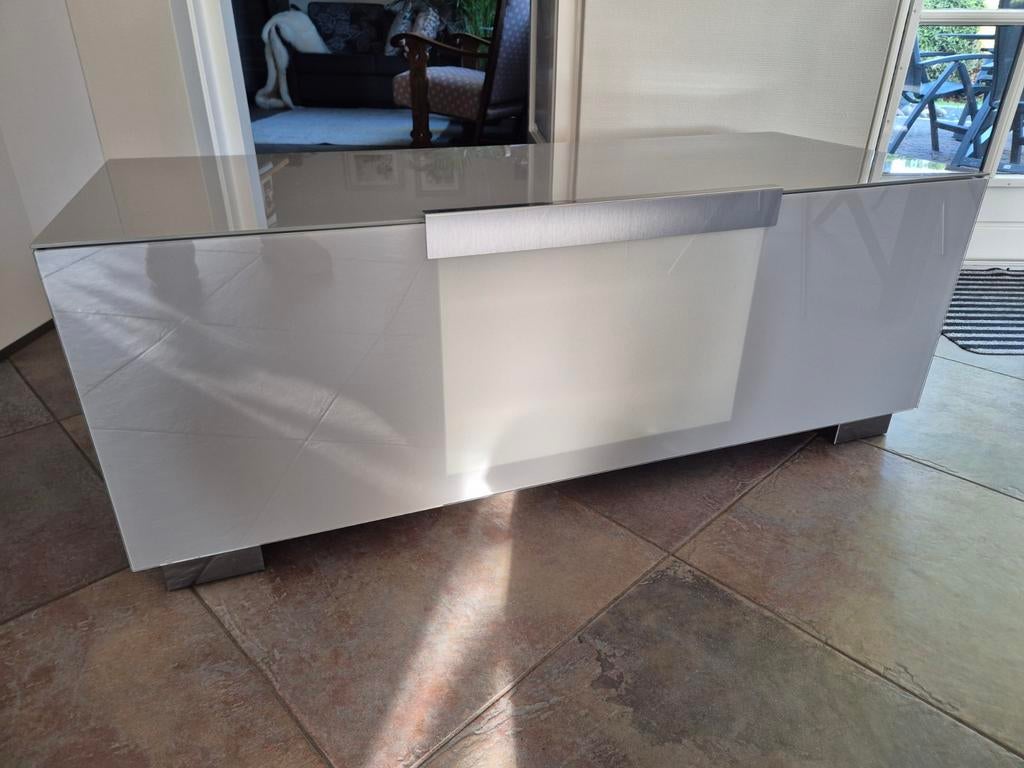 Modern TV-meubel met grijs glas en wieltjes, merk Munari, Ophalen, Gebruikt, 100 tot 150 cm, Glas