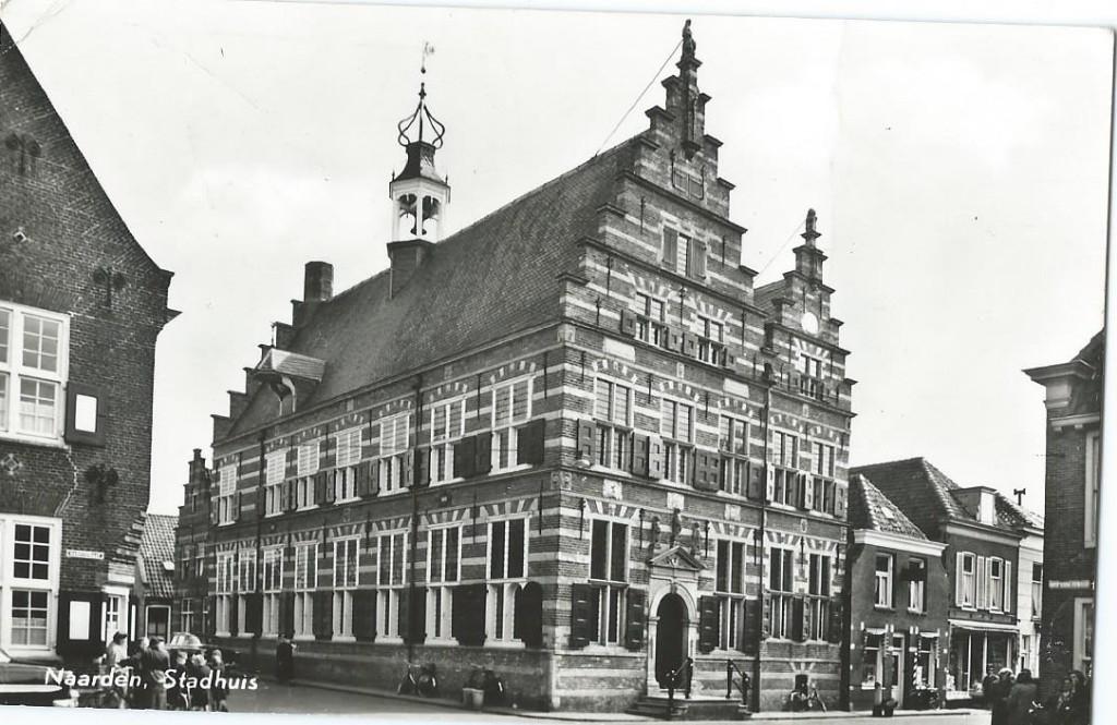 Ansichtkaart  NAARDEN  Stadhuis, Verzenden, 1960 tot 1980, Gelopen, Noord-Holland