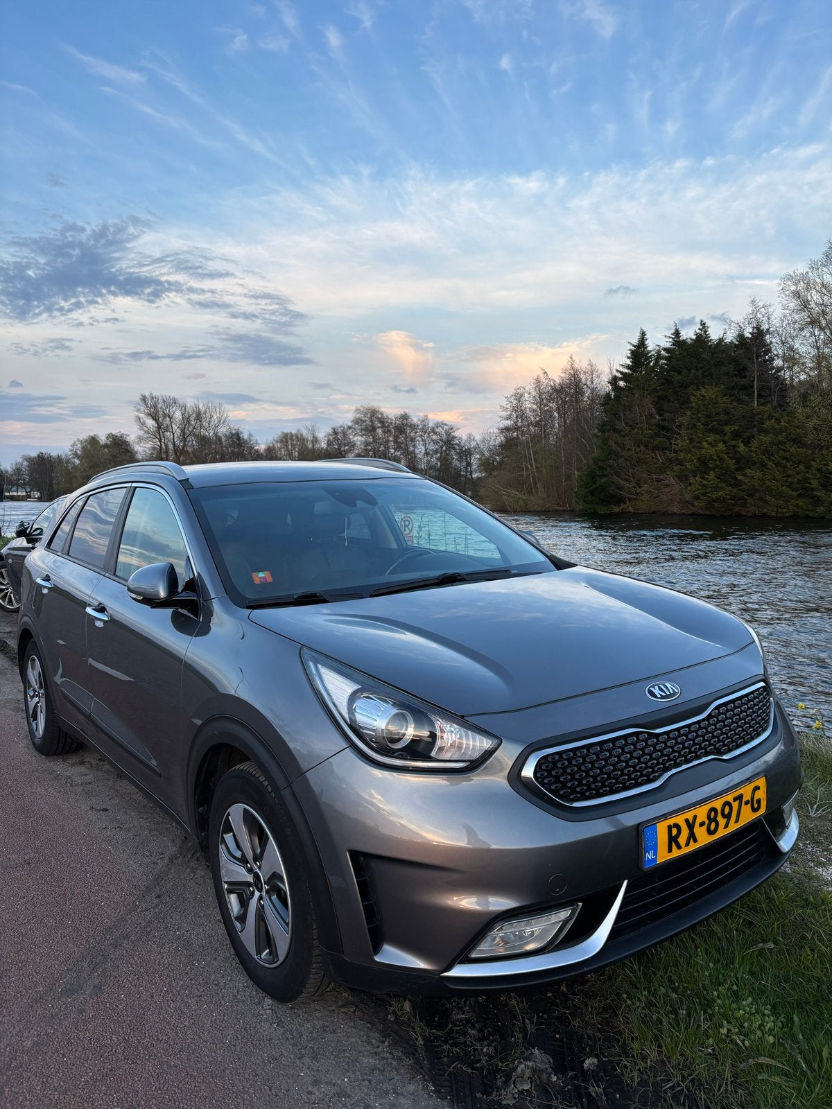 Kia Niro hybrid 2018 met trekhaak en getinte ramen achter, Automaat, Zwart, SUV of Terreinwagen, Niro