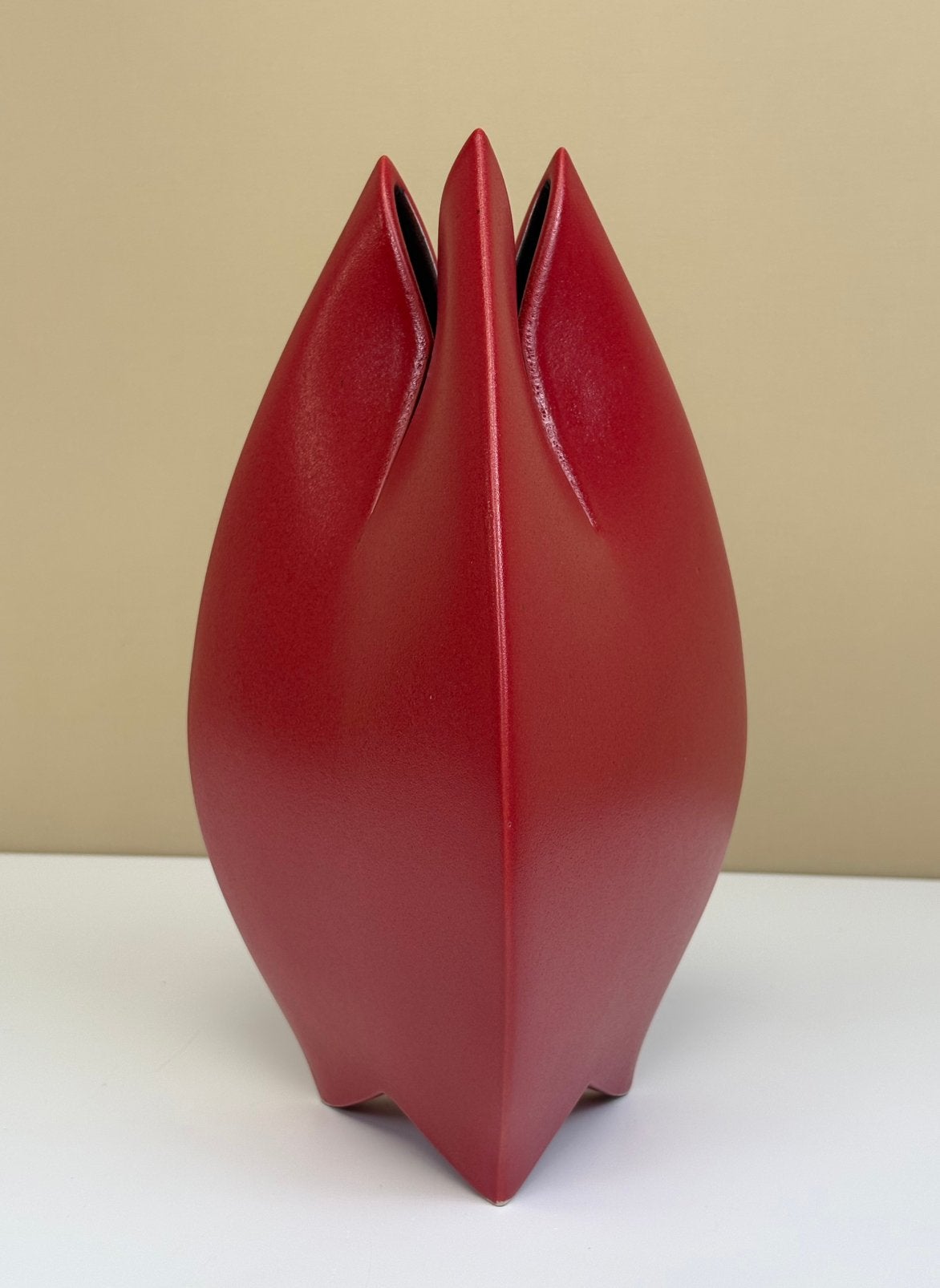 Riet Bakker Ceramics Dutch Design rood keramieken tulp vaas, Ophalen, Handgemaakt, 30 cm, Vaas