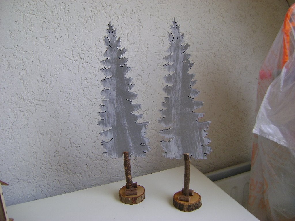 2 grijs houten kerstbomen op voet van 40 cm hoog, Diversen, Ophalen of Verzenden, Zo goed als nieuw