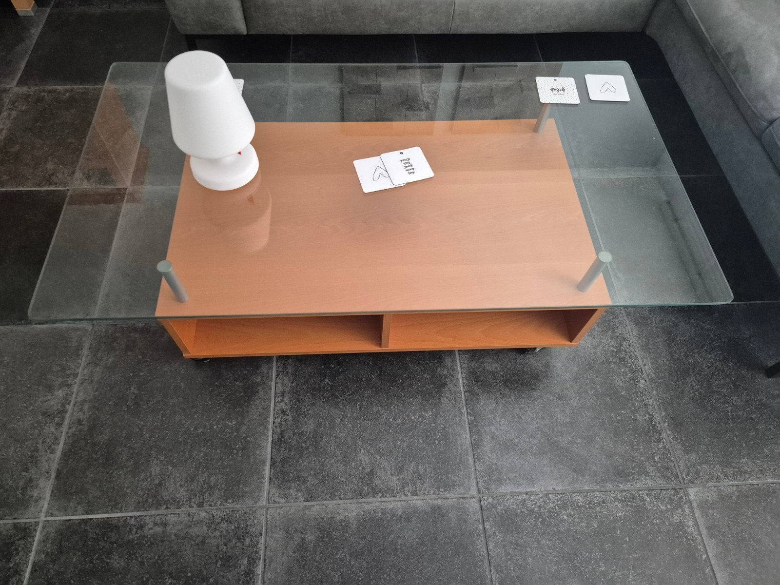 Salontafel van beuken, met glazen blad op wieletjes., Ophalen, Gebruikt, 100 tot 150 cm, Glas