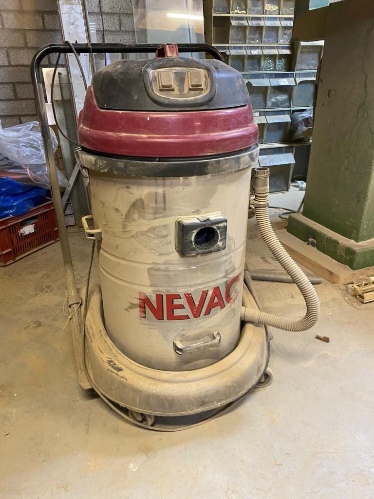 NEVAC Bouwstofzuiger (kleine reparatie nodig), Doe-het-zelf en Verbouw, Reinigingsmachines, Ophalen, Gebruikt