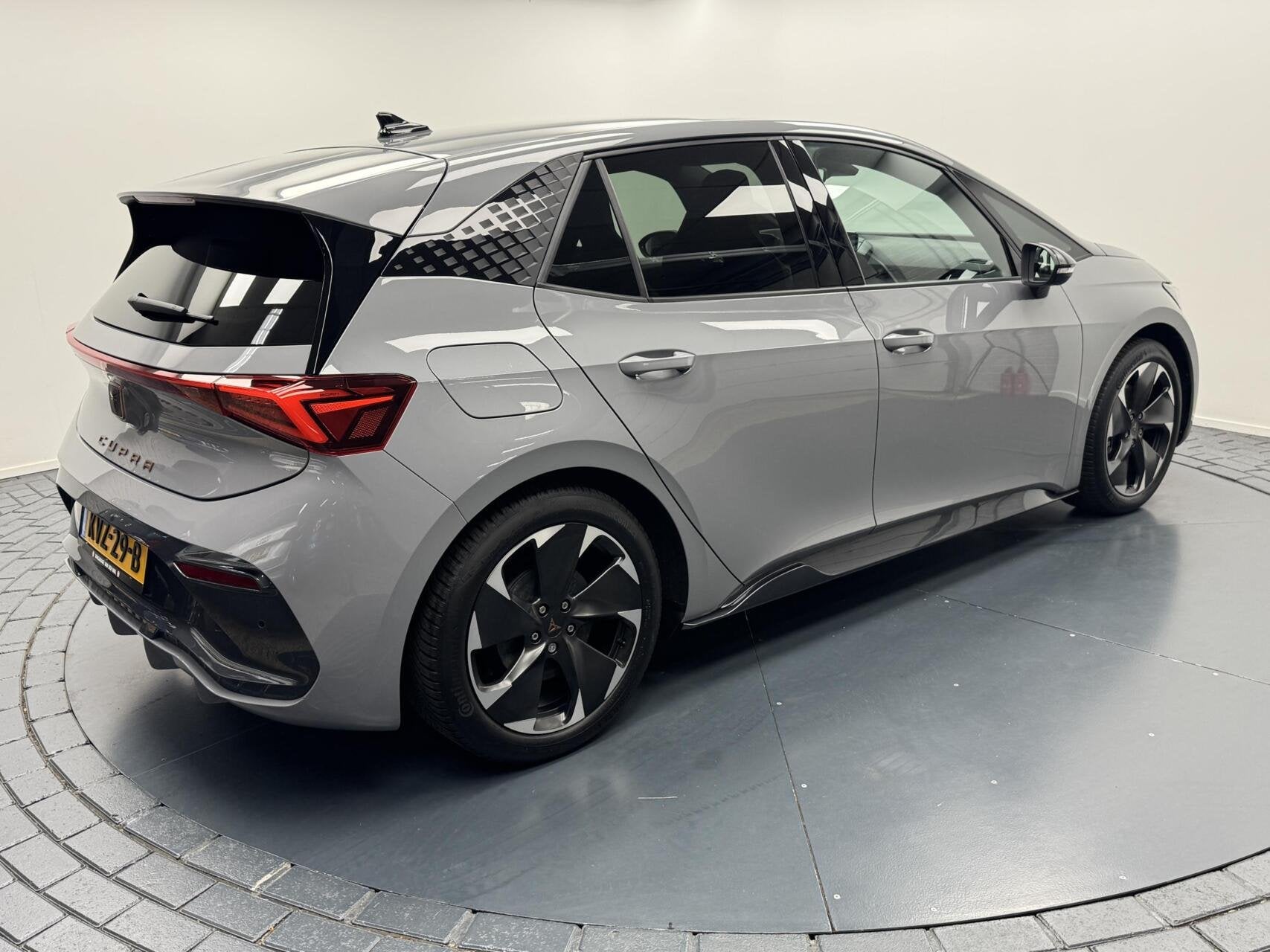 CUPRA Born Essential 62 kWh Carplay-Clima-Parkeersensoren-St, Auto's, Automaat, Gebruikt, Met garantie (alle), 204 pk