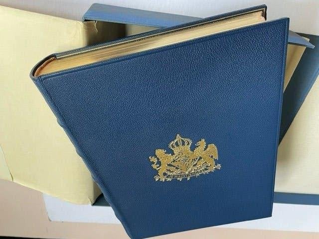 Trouw aan Oranje, Ophalen, Zo goed als nieuw, Geschiedenis en Politiek