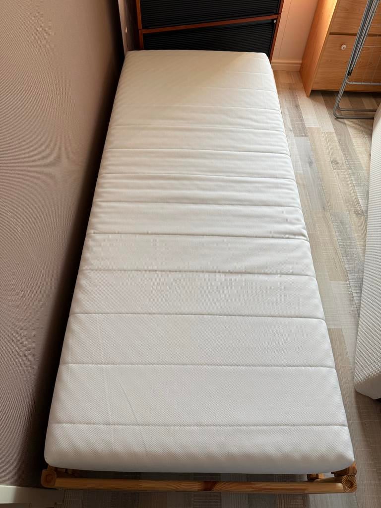 Massief houten bedframe + 2 matrassen (90x200 cm), Ophalen, 90 cm, Eenpersoons, Zo goed als nieuw