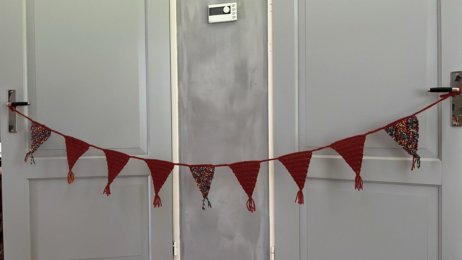 Gehaakte vlaggenlijn - Feestelijke decoratie, Ophalen of Verzenden, Gebruikt, Rood, Textiel