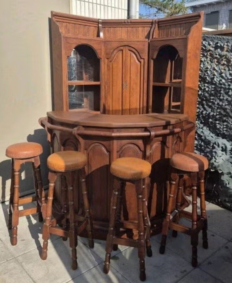Robuuste eikenhouten bar met 3 wandkasten en 4 krukken, Huis en Inrichting, Barren, Ophalen, Gebruikt, Inclusief barstoelen