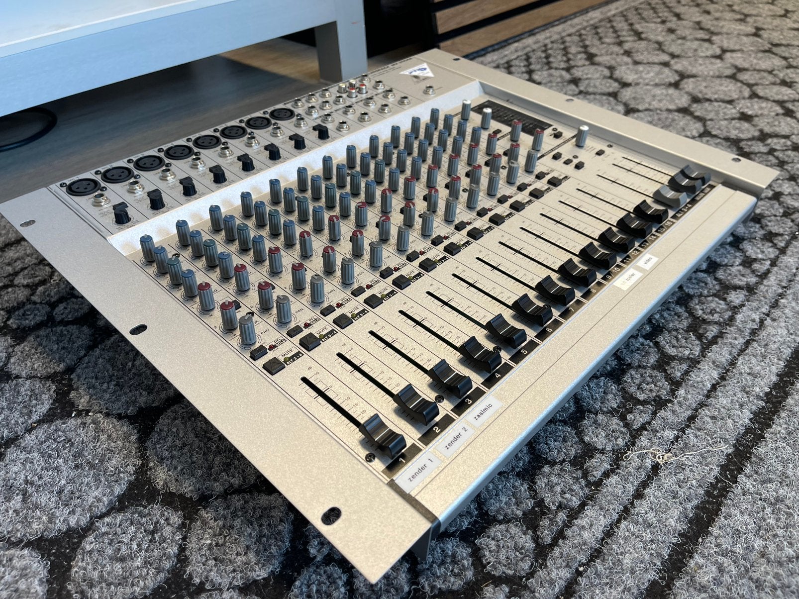 BEHRINGER MX 2004A - 20 Channel Mic / Line Mixer, Ophalen