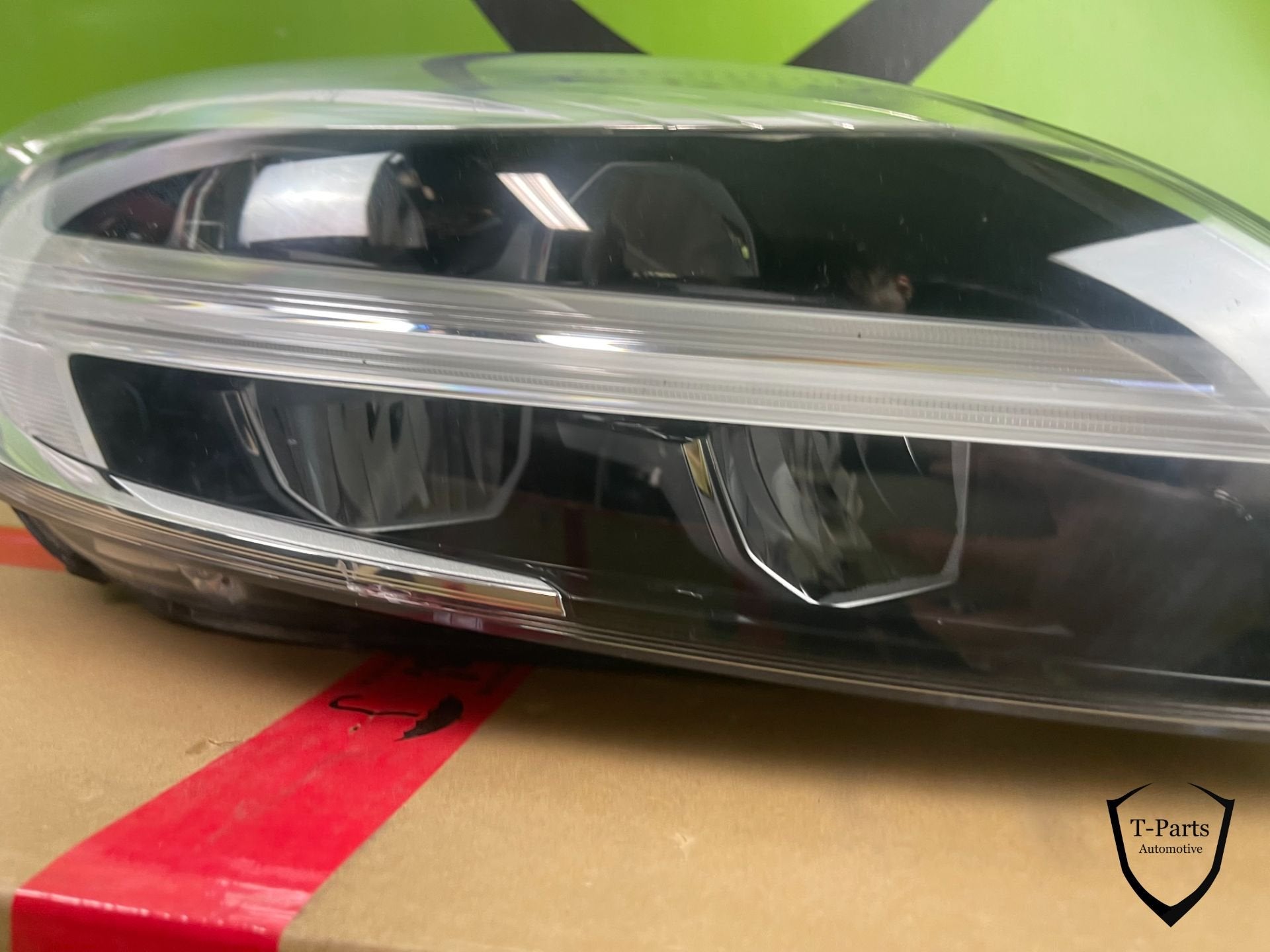 volvo V40 rechts koplamp 32228484, Gebruikt, Gunnar Engellaus vag 8
405 31  Gothenburg, SE, Info@volvocars.com, Ophalen of Verzenden