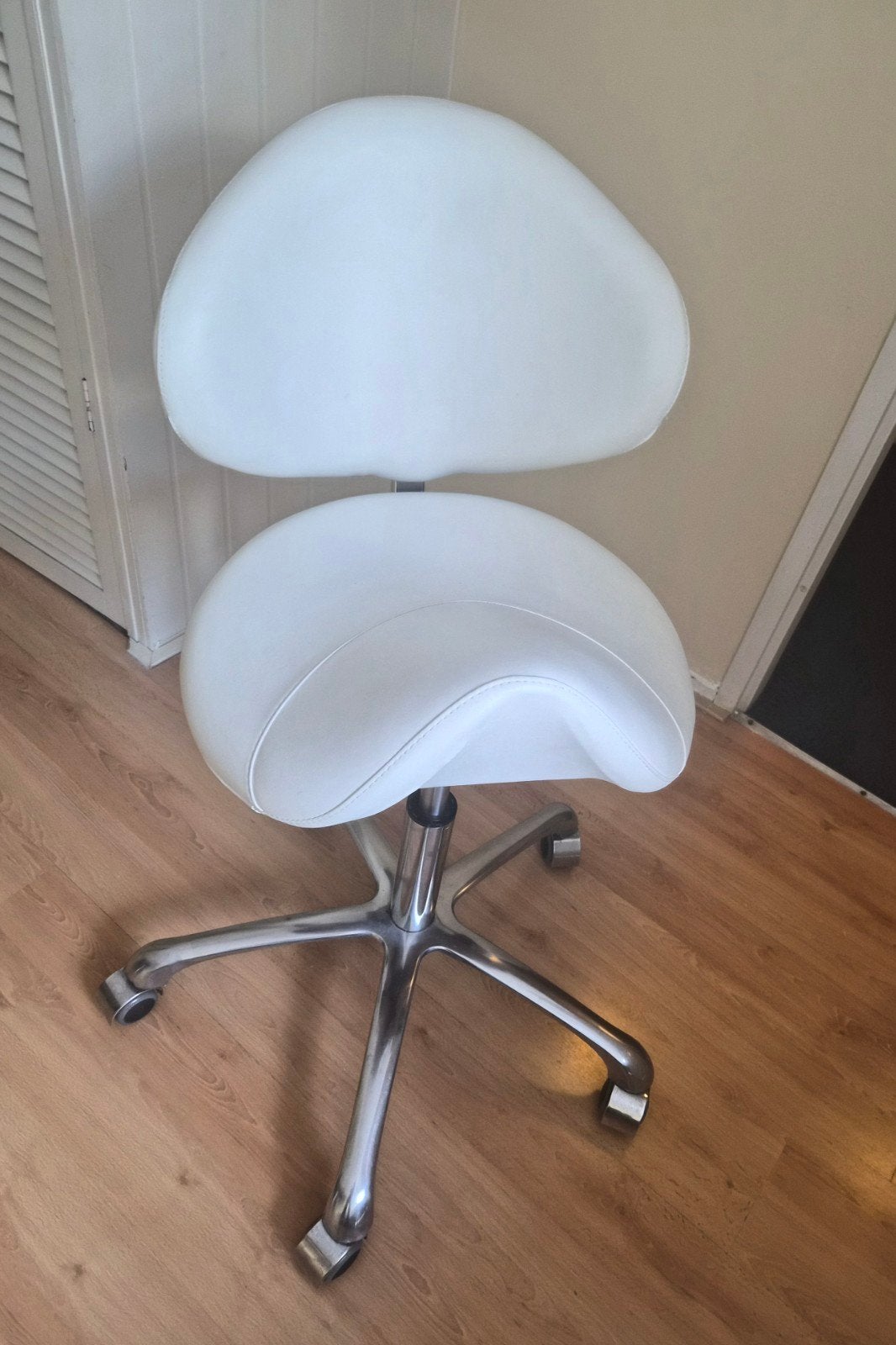 Witte ergonomische zadelkruk met rugleuning, Ophalen of Verzenden, Wit, Bureaukruk