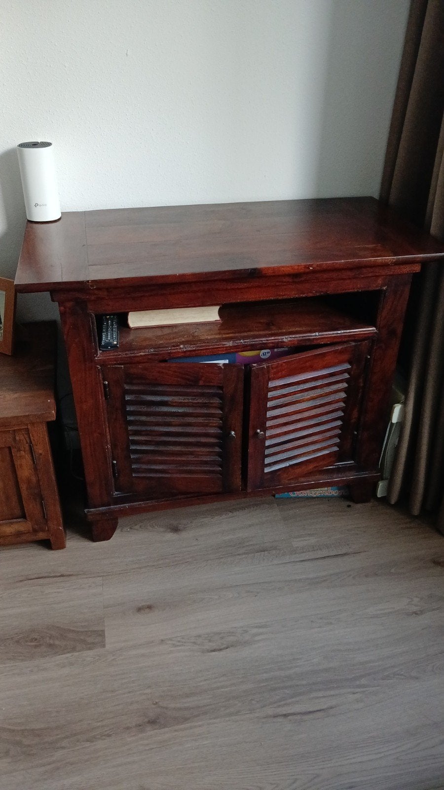 Massief Teak houten tv-meubel / kastje met jaloeziedeur, Huis en Inrichting, Ophalen, Gebruikt, 100 tot 150 cm, Koloniaal