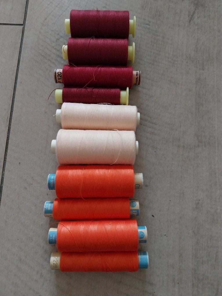 Naaigaren diverse rood/oranje tintjes 10 aangebroken klossen, Hobby en Vrije tijd, Naaien en Fournituren, Ophalen of Verzenden