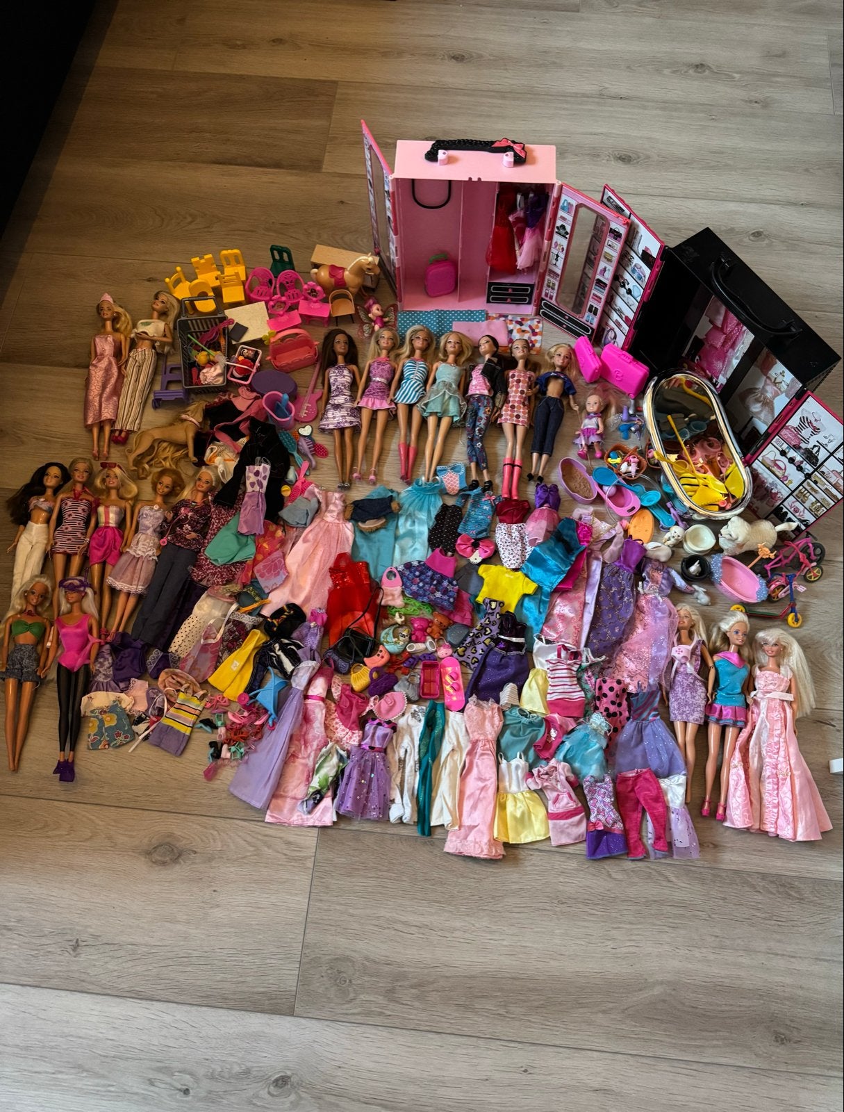 Grote collectie Barbie poppen, kleding en accessoires, Ophalen of Verzenden, Gebruikt, Barbie