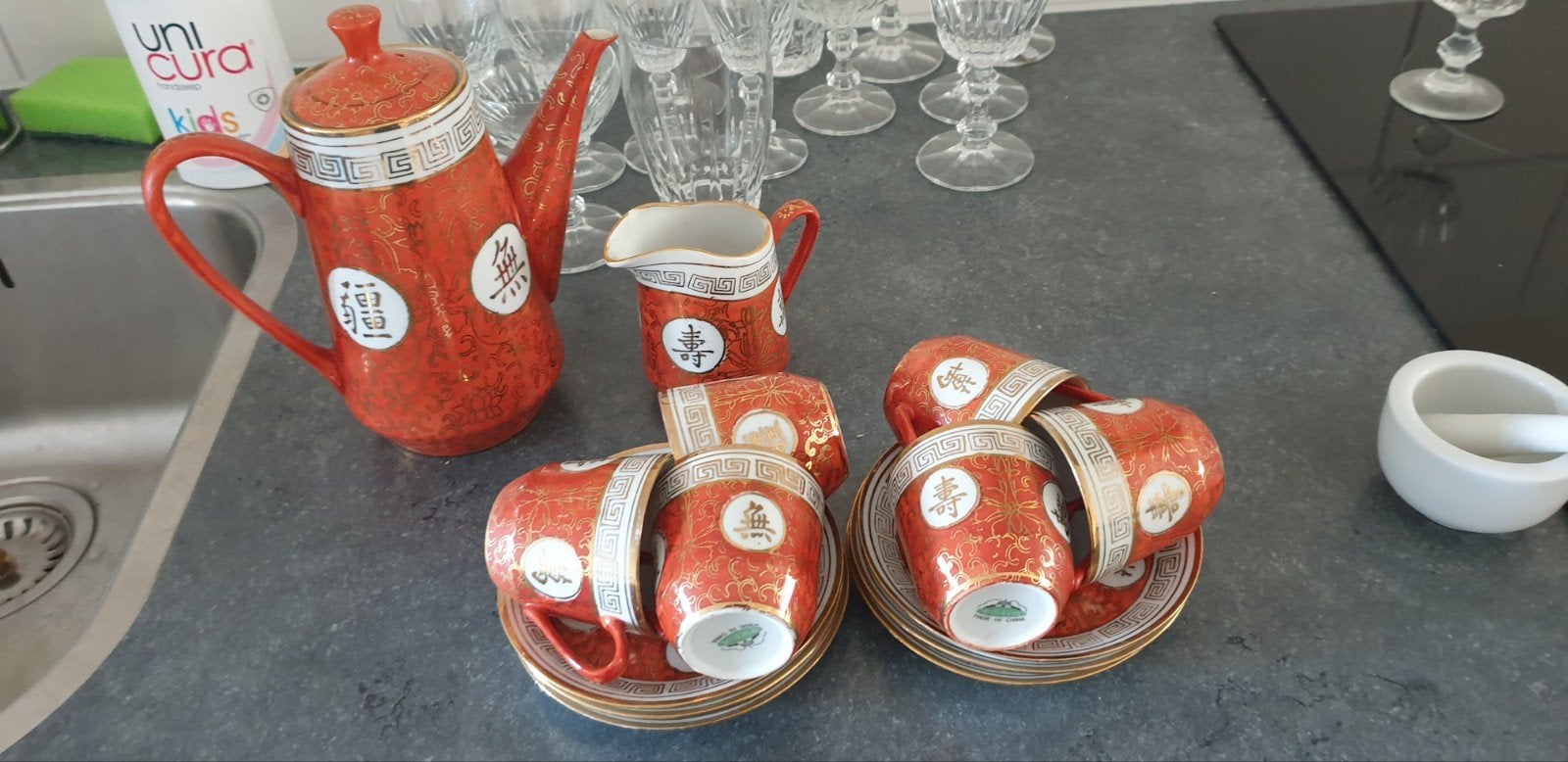 Vintage Chinees theeservies rood met goudkleurige decoratie, Ophalen