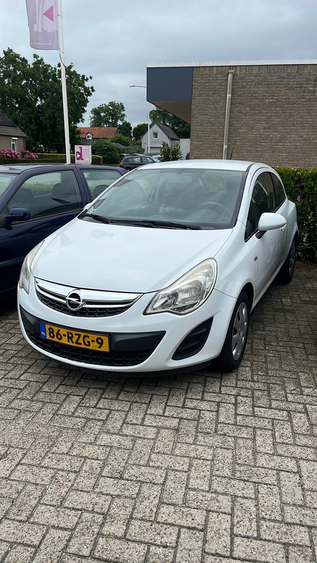 Opel corsa 2011 houdt in barst in ruit apk afgelopen, Auto diversen, Schadeauto's, Ophalen, Volkswagen, Wit, Benzine