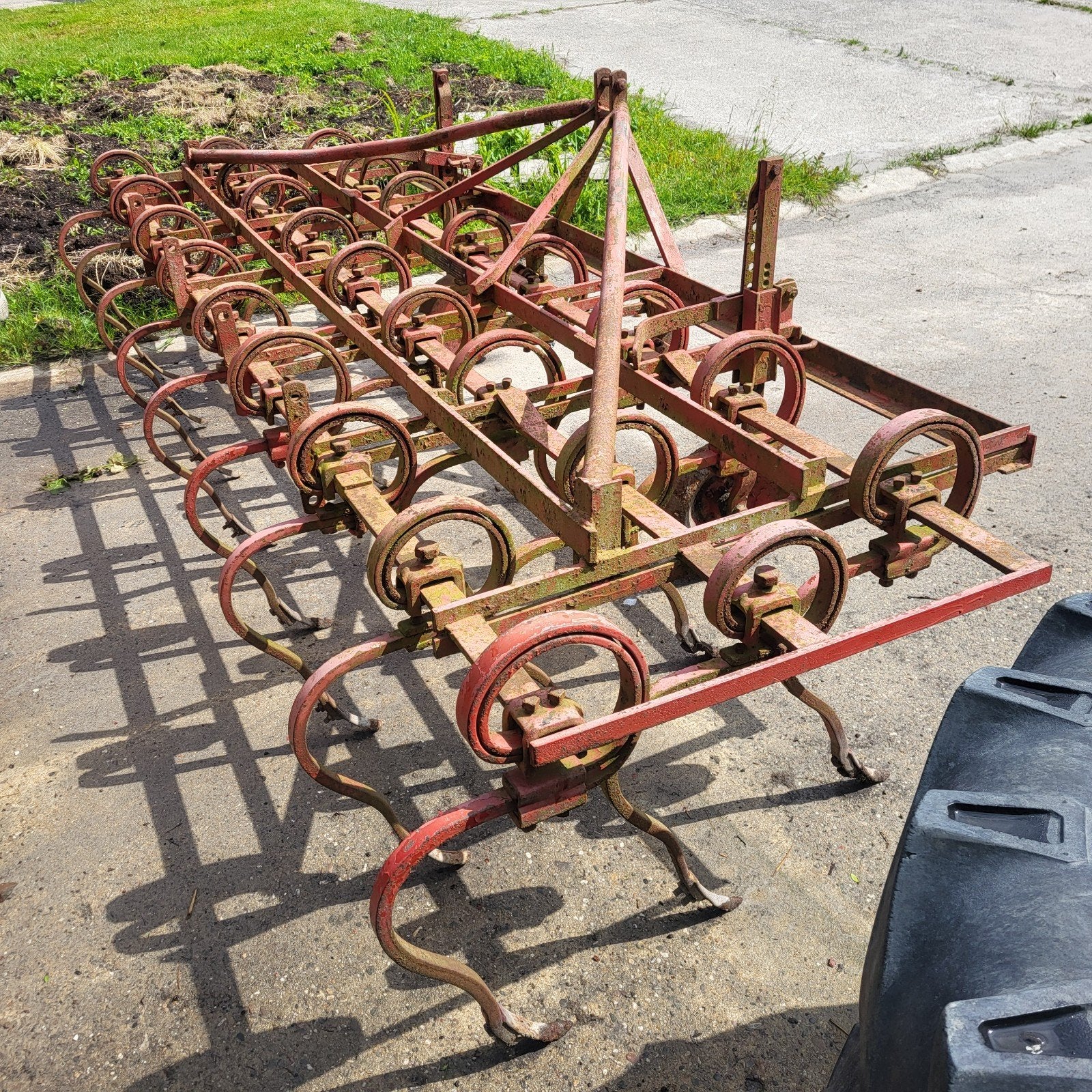 Brede triltand cultivator, Ophalen, Grondbewerking
