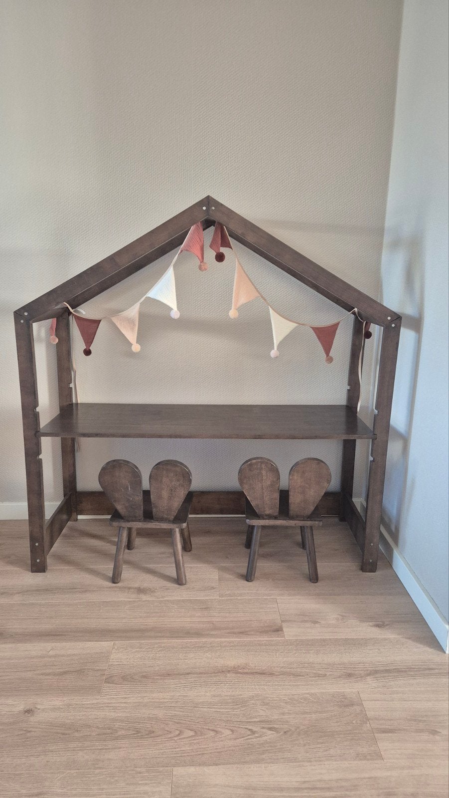 Kinderbureau huisje incl stoelen, Kinderen en Baby's, Ophalen, Zo goed als nieuw