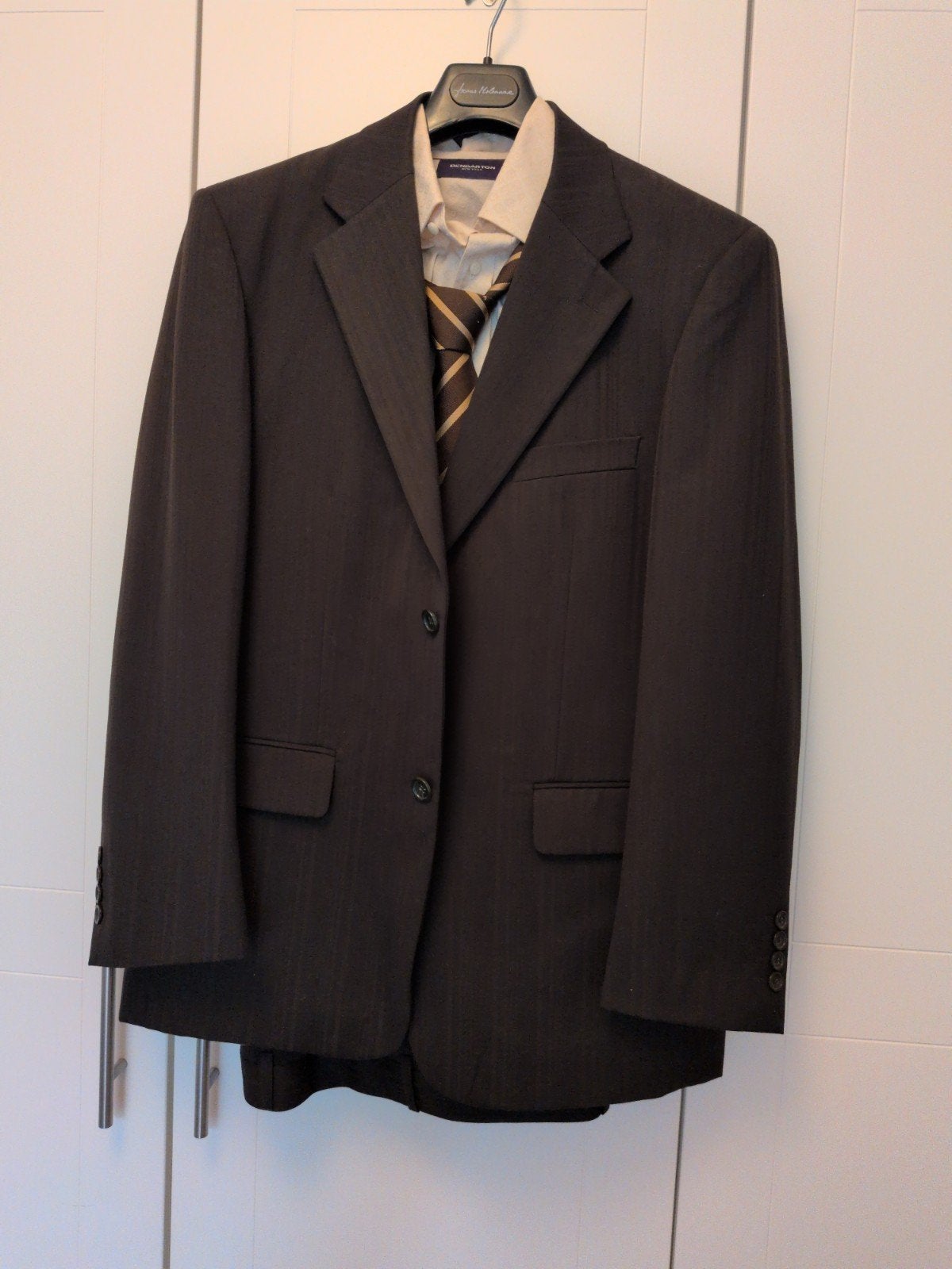 Compleet kostuum met blouse en stropdas, Bruin, Overige maten, Ophalen of Verzenden, Benbarton