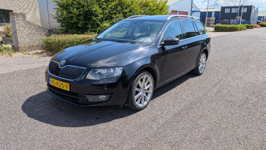 Skoda Octavia Combi 1.6 TDI, Auto's, Skiluik, 4 cilinders, Zwart, Origineel Nederlands