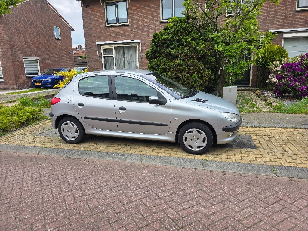 Peugeot 206 1.4 Challance 5D AUT 2001 Grijs, Stof, Particulier, 1100 kg, Zilver of Grijs