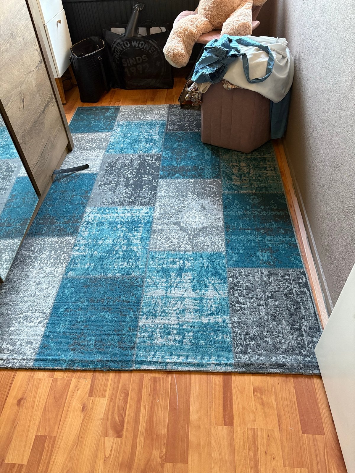 Modern Vloerkleed met Blauw en Grijs Patroon, Huis en Inrichting, Stoffering | Tapijten en Kleden, Ophalen, 100 tot 150 cm, Blauw