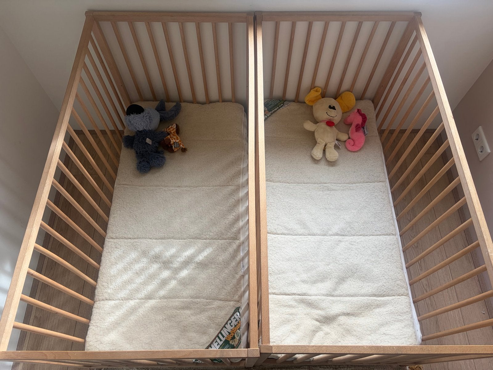 2x IKEA Sniglar ledikant met Krummelur matras en slaapvacht, Ophalen, Beige, 190 cm of minder, Hout