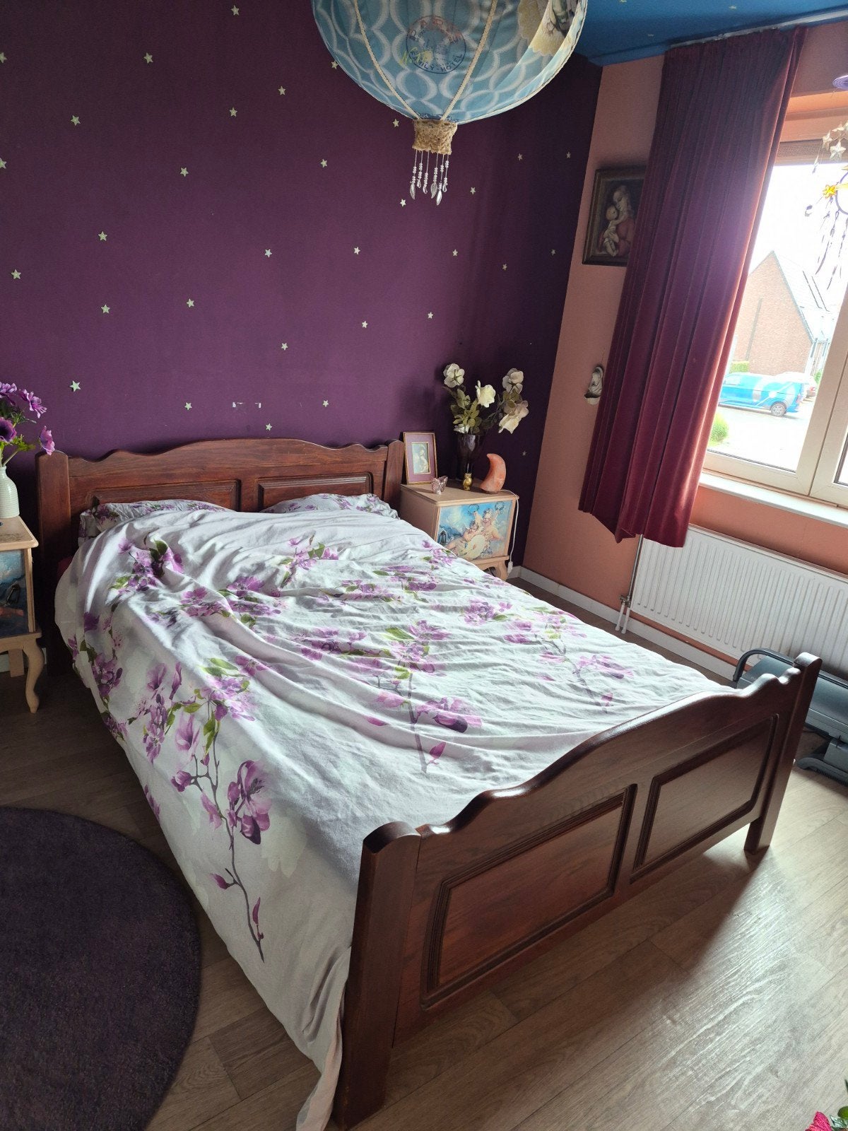 Houten tweepersoonsbed met sierlijk hoofdeinde, Huis en Inrichting, Slaapkamer | Bedden, Gebruikt, Bruin, Klassiek, Tweepersoons
