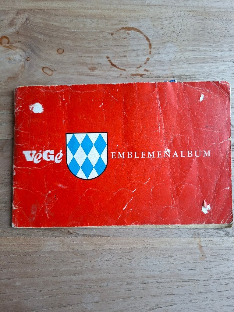 Vege verzamel emblemen album, Ophalen of Verzenden, Gelezen, Diverse auteurs, Plaatjesalbum
