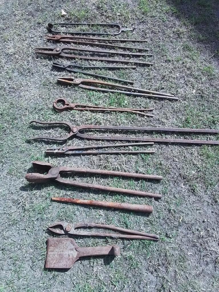 14976) 12 oude smeedtangen  grote 100/50 cm, Antiek en Kunst, Antiek | Gereedschap en Instrumenten, Ophalen of Verzenden