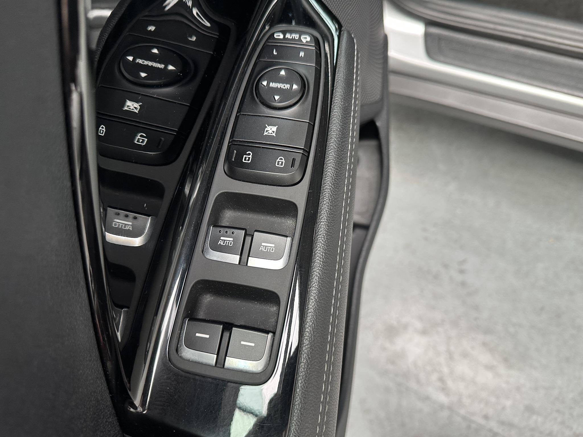 Kia Niro 1.6 GDi Hybrid First Edition, Auto's, Gebruikt, Euro 6, 2 kWh, Leder en Stof