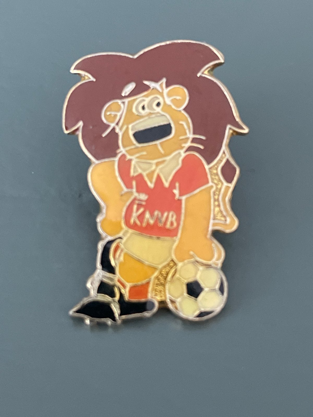 KNVB Pin Leeuw Voetbal Oranje, Verzamelen, Sportartikelen en Voetbal, Ophalen of Verzenden, Gebruikt, Overige binnenlandse clubs