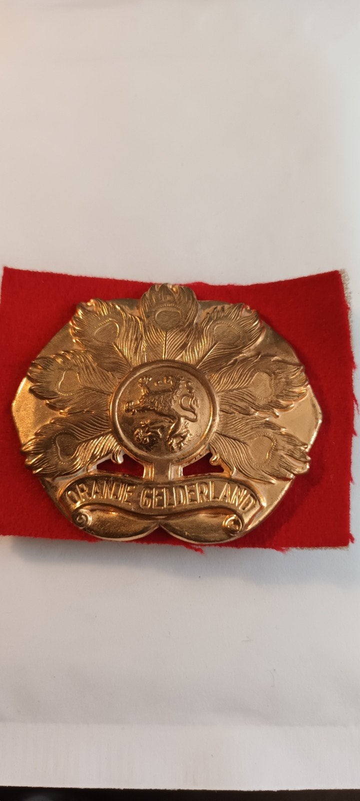 Militair embleem 'Oranje Gelderland' op rood vilt, Ophalen of Verzenden, Landmacht, Nederland, Embleem of Badge