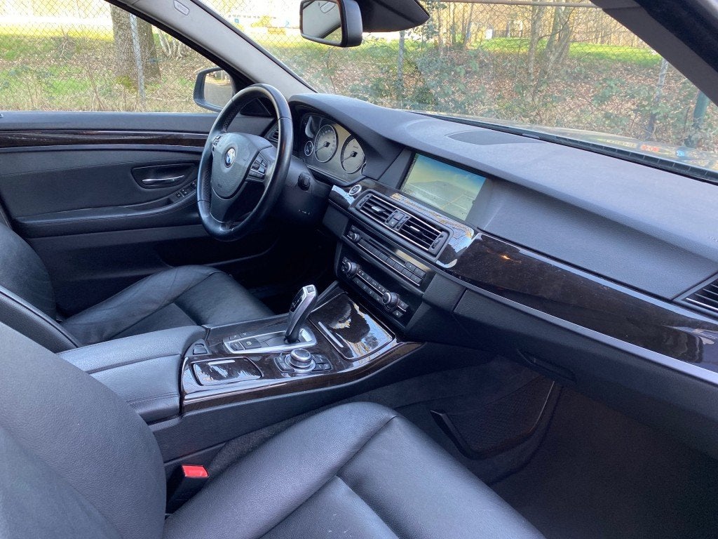 Bmw 5-SERIE 550XI 4.4 V8 408PK **MOTOR NIET GOED**, Auto's, BMW, Automaat, Euro 5, 8 cilinders, 2000 kg