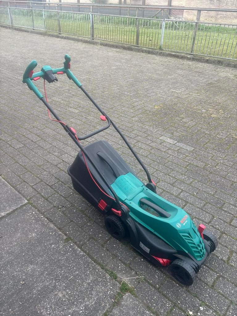 Bosch Rotak 32 elektrische grasmaaier, Tuin en Terras, Grasmaaiers, Ophalen, Cirkelmaaier, Elektrische grasmaaier, Zo goed als nieuw