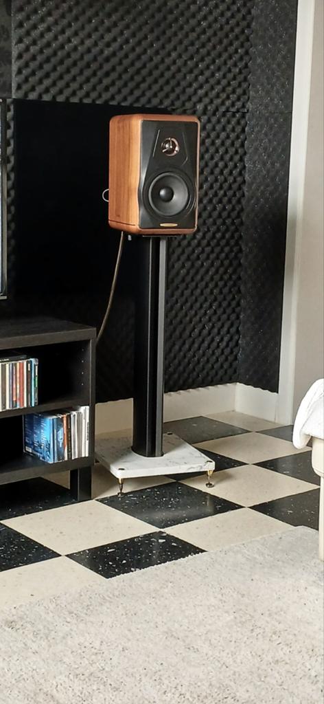 Sonus faber minima amator met bijhorende carrara stands