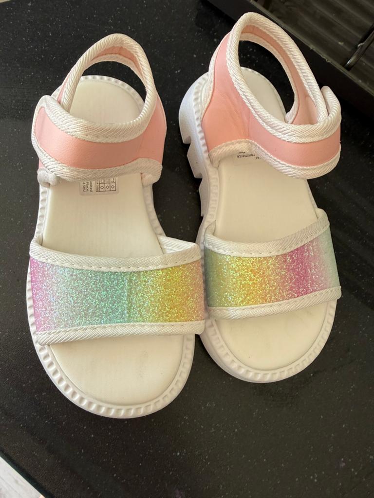 Nieuwe slippers maat 26, Ophalen of Verzenden, Zo goed als nieuw, Meisje, Overige typen