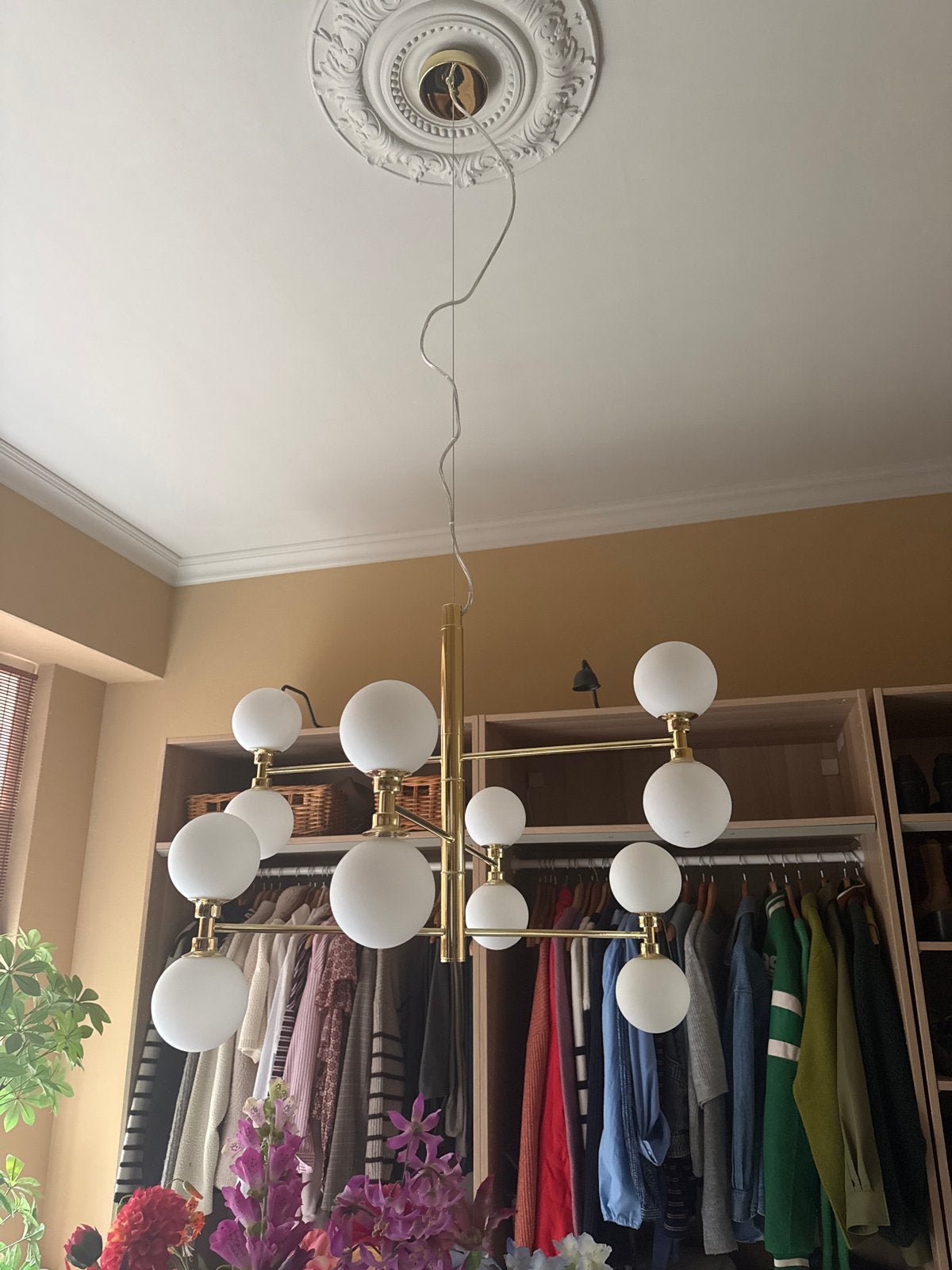 Moderne gouden hanglamp met melkglazen bollen, Ophalen, Zo goed als nieuw, Metaal, G9